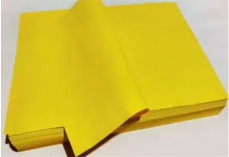 画符的材料之纸缯：画符所用纸为黄纸，源于道教的信仰