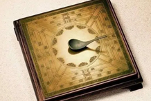 风水术语“玉阶彤庭”：饰玉的(或石砌)台阶，涂红的门庭，形容建筑雕饰非常华丽