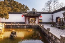 阳宅风水与人的相互关系：​风水术中注重三才合一，讲究天人地三者的和谐统一