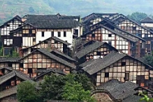 ​中国传统民居有着明确的流线，完整的格局，明显的主体建筑、建筑组合体和渐进的层次