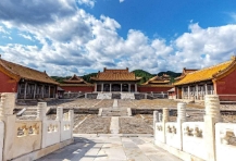 在京东燕山南麓的遵化马兰关附近，可以看到驰名中外的巨大的皇帝慕葬群--清东陵