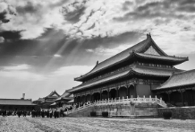 朱元璋于永乐四年仿南京紫禁城，兴建北京宫殿,永乐十九年元旦北京紫禁城落成，永乐帝正式迁都北京