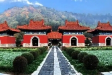 在山向的基础上组织陵寝建筑布局的中轴线使建筑形象显现出气势宏伟和充满灵性