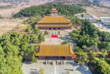 陵寝建筑群的外部空间设计，也极为注重远观时的感受效果，亦即群体性的远景效果
