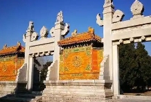 泰陵龙凤门的布局与设计更密切、更紫凑地同陵寝后部的建筑组样联系起来