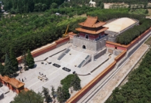 百尺为形、千尺为势的形势原理，在清代陵寝建筑的实践中有很好地贯彻实施，并取得极高成就