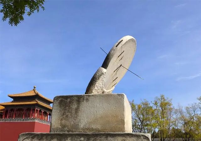 京房易学通过其卦气说，建立起一个以阴阳五行为世界间架的哲学体系，借助于当时的天文、历法讲《周易》