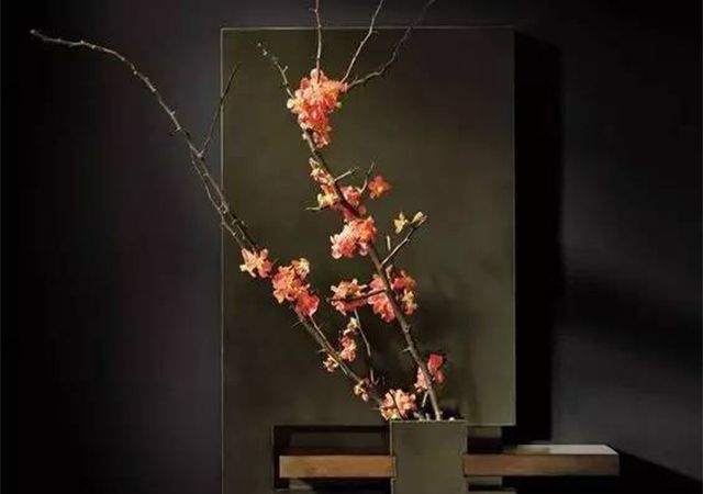 虞翻易学，通过其卦变说、旁通说、互体说、半象说，将汉易引向极其繁杂的解易的道路