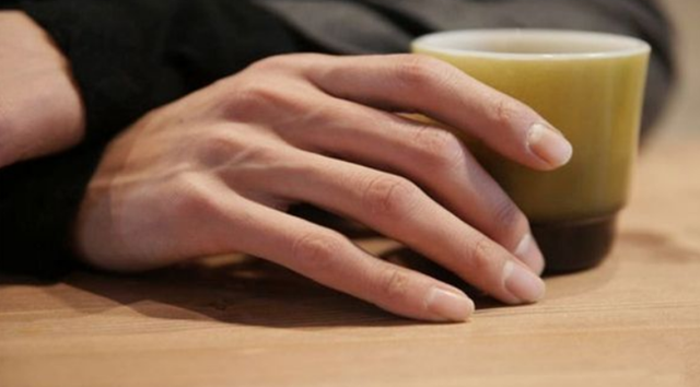 许负相手篇:掌有纵横纹，可官至三公；手纹乱铿，合有福禄，永无灾害；手有横理纹，杀害不须论