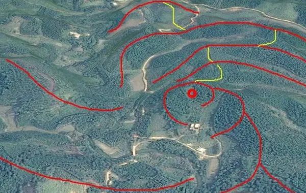风水学讲究墓地要依山为穴，通过改变“藏风”“得水”“用镇”改造阴宅风水