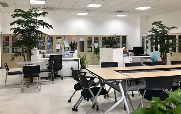 公司的财务室位置适合设置在哪个方位？财务室办公桌、保险柜适合摆放在哪个位置？