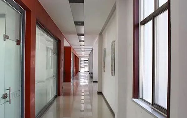 办公室的通道宽度该如何控制？通道不能设计得太直，楼梯材质尽量使用木质楼梯