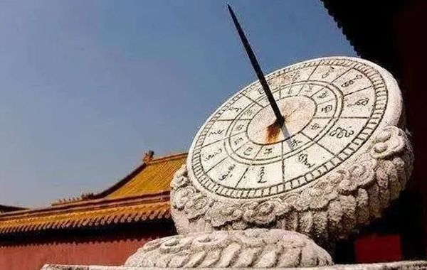 十二时辰午时生人八字日主性格八字分析：和气,改祖换业,初中限吉,宜持济作福