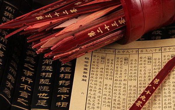 伤官透于岁月时干，正官隐于地支，柱内财印七煞全者，大贵