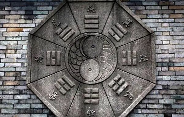 日主强旺，但没有依靠，大多为和尚道士；命局中桃花多，大多为女妓