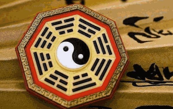 戊己生成的时候就会气不全，月令中有伤官会遇留连，这样其头面就一定会有亏损