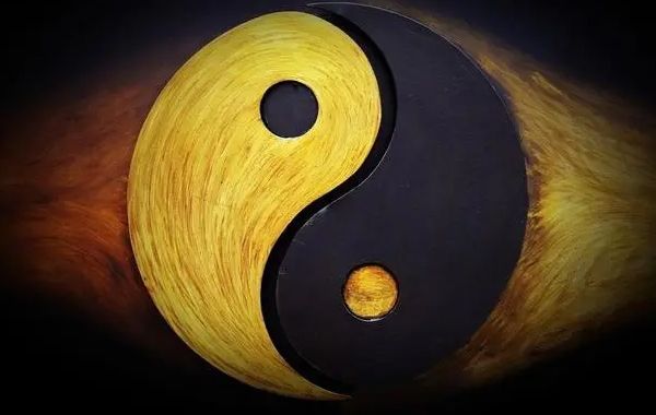 针对同一个出生时间，找两个人分别用四柱和紫微斗数推命，结果总会有互相抵触之处