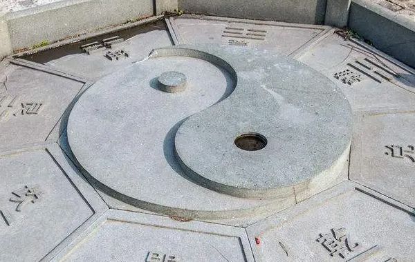 月令用神变化之后，不改变其善与不善本质的格局，而这种格局一 般要成为兼格