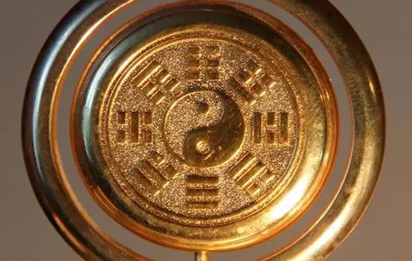 丙火生于辛酉月，年干为癸水，时干为己土，癸水为官星，己土为伤官，辛金为财星
