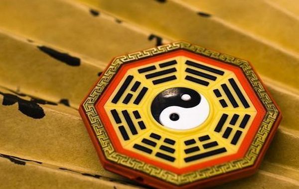 月令为印，但印很旺，所以用财星来损印之有余，是用神逆用的一种