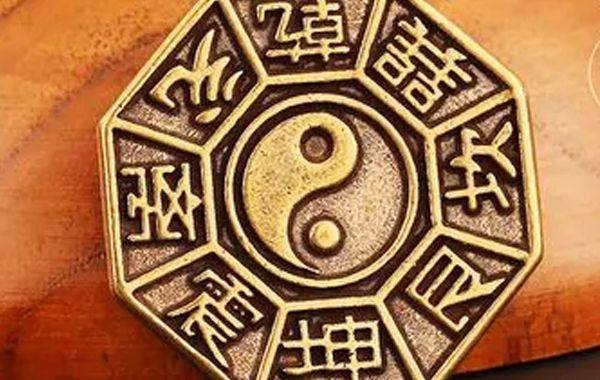 “地全三物”的意思就是地支中出现三合局或者三会局；“天道莫之容”的意思就是天干不覆地支