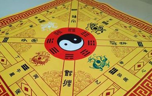 应该要秉持着“命贵中和”的原则，重视命局中阴阳寒暖的配合