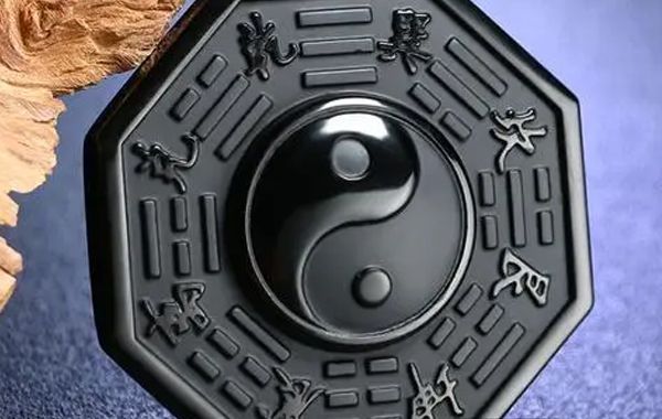 推命者在推断“两气成象格”的时候，需要掌握两个要点