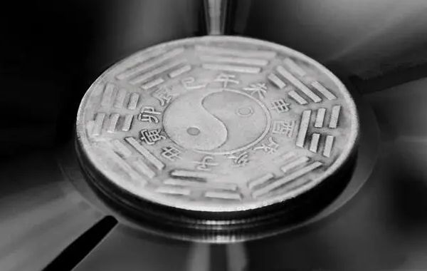 在命局中真神假神混杂的情况下，如何分辨真神假神的区别，如何判断命局的吉凶