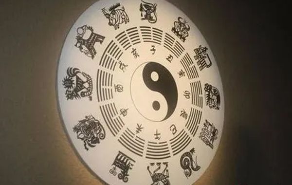 观察命局中逆日主气势对性情影响的同时，也不要忽视岁运对日主气势的作用