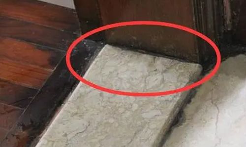 一般来说，门口加门槛，是有百利而无一害的，但不要做得太高，因为容易把小孩绊倒
