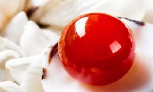 原始人认为红色是吉祥色，因为他们认为红色颜料与红色的血都是活体的象征