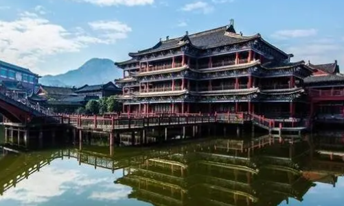 建筑不仅仅是技术科学，而且是一种艺术，创造了丰富多彩的艺术形象，并在这方面形成了不少特点
