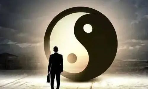 在民间,看风水作为一种职业，风水师主要从事住宅地基的选择和朝向的确定