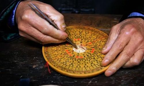 在民间,看风水作为一种职业，风水师主要从事住宅地基的选择和朝向的确定