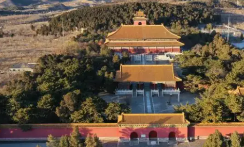 明清两代的帝陵的“风水”格外讲究,加之建筑的配合,皇陵选择及规划达到很高的艺术水平