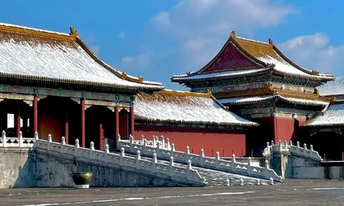 明代紫禁城前朝仍采用五门三朝之制，表示我大明王朝是直接从周王朝那里承袭了下来