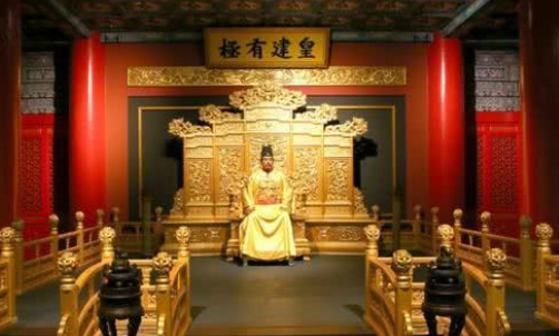 奉天殿是天授神权的地方，是承天命之处，故登基大典要在奉天举行