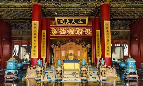 奉天殿是天授神权的地方，是承天命之处，故登基大典要在奉天举行