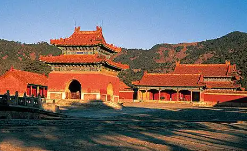 清代帝王在陵寝体制和建筑规划上也完全遵循历代传统，尤其是前明体制，以示继承正统