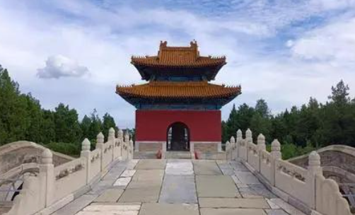 陵寝建筑群的外部空间设计，也极为注重远观时的感受效果，亦即群体性的远景效果