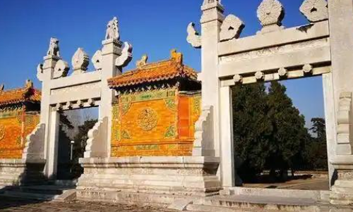 泰陵龙凤门的布局与设计更密切、更紫凑地同陵寝后部的建筑组样联系起来