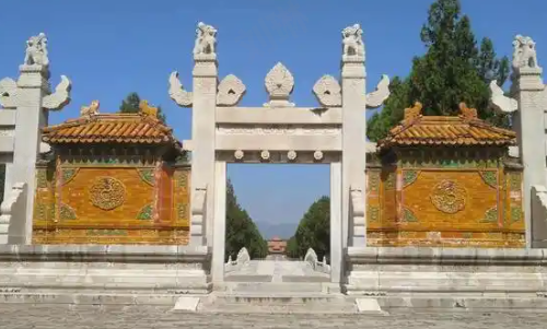 泰陵龙凤门的布局与设计更密切、更紫凑地同陵寝后部的建筑组样联系起来