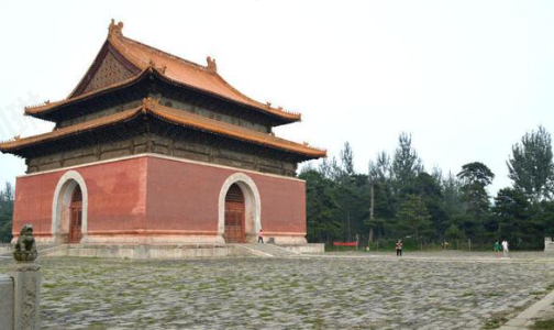 过神功圣德碑亭南行，大红门和两翼展成卧龙之势的风水墙，虽远在千尺之外，又远去“百尺为形”